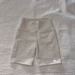 ALO Yoga Women's Cream Shorts